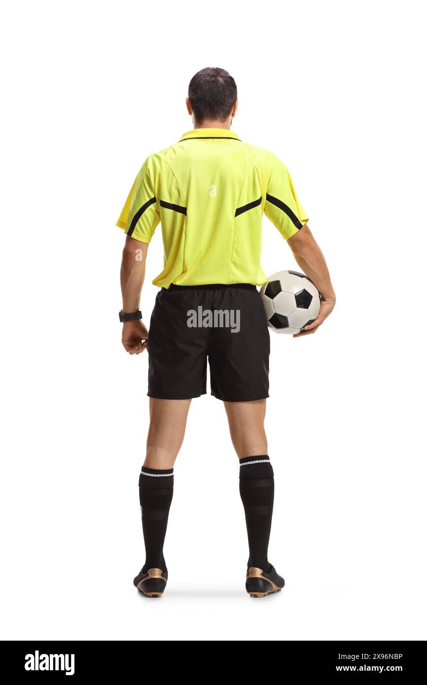 Ripresa retrovisiva di un arbitro di calcio con una palla isolata su sfondo bianco Foto Stock