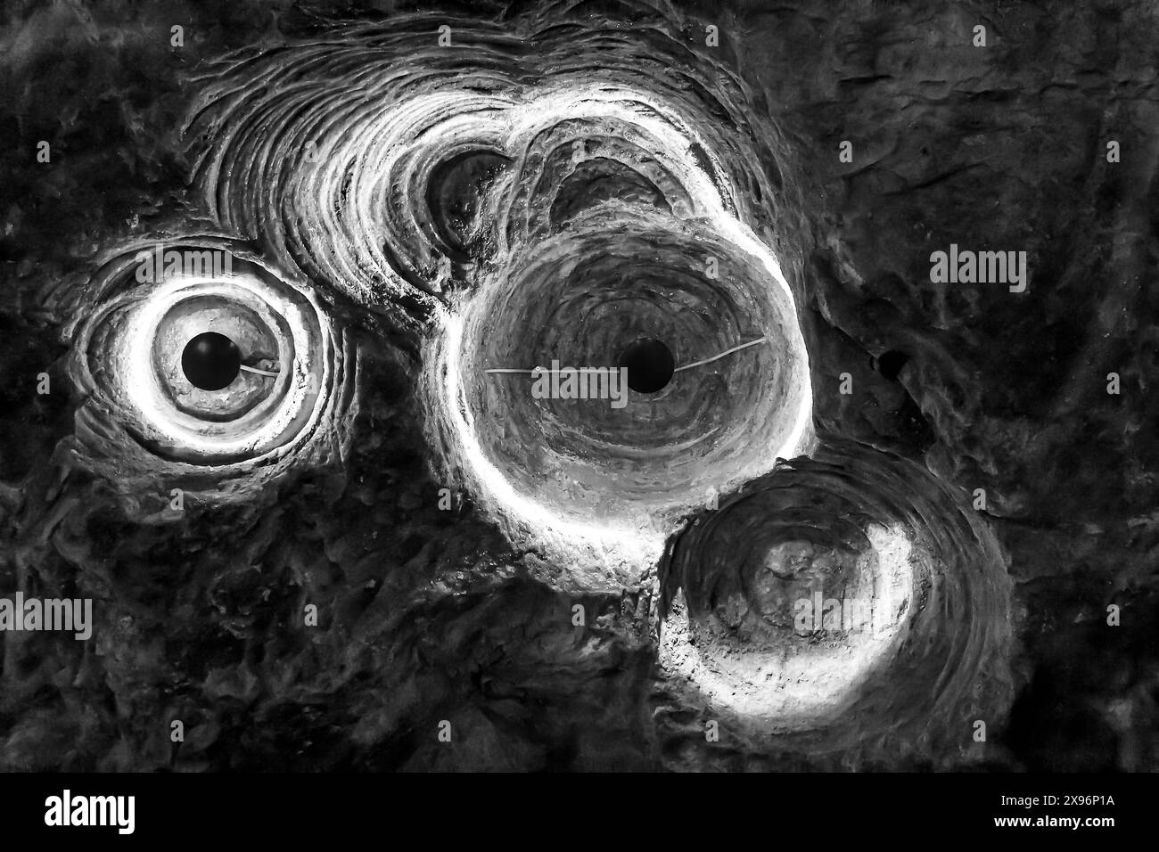 Strana scultura nel muro a Praid Saline Romania - Installazione artistica di anelli, aste e sfere scure Foto Stock