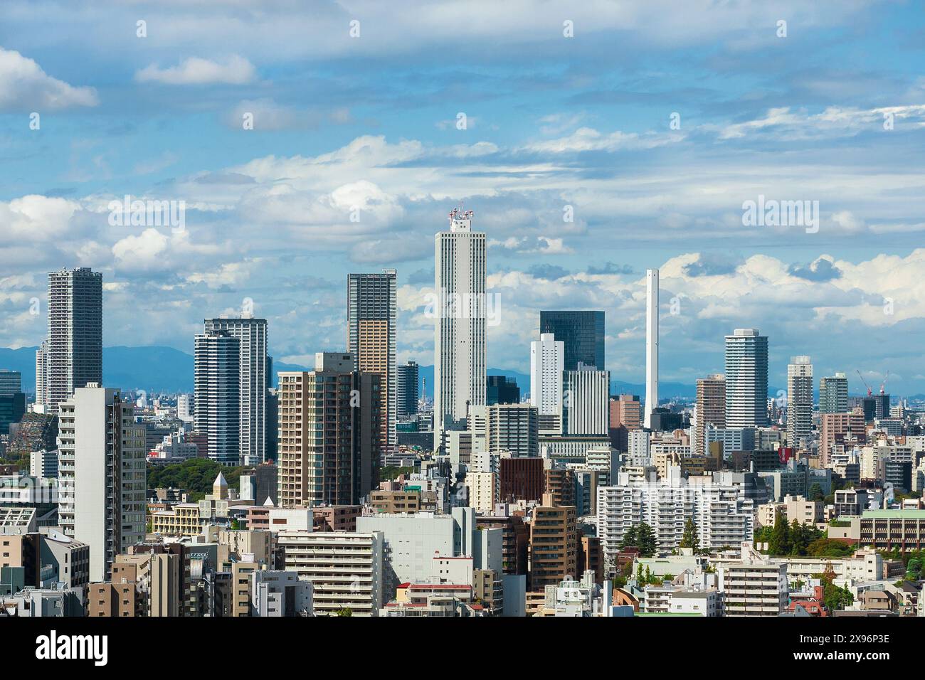 Moderno skyline di Ikebukuro con Sunshine 60 nel ward di Toshima, uno dei grattacieli più alti di Tokyo Foto Stock