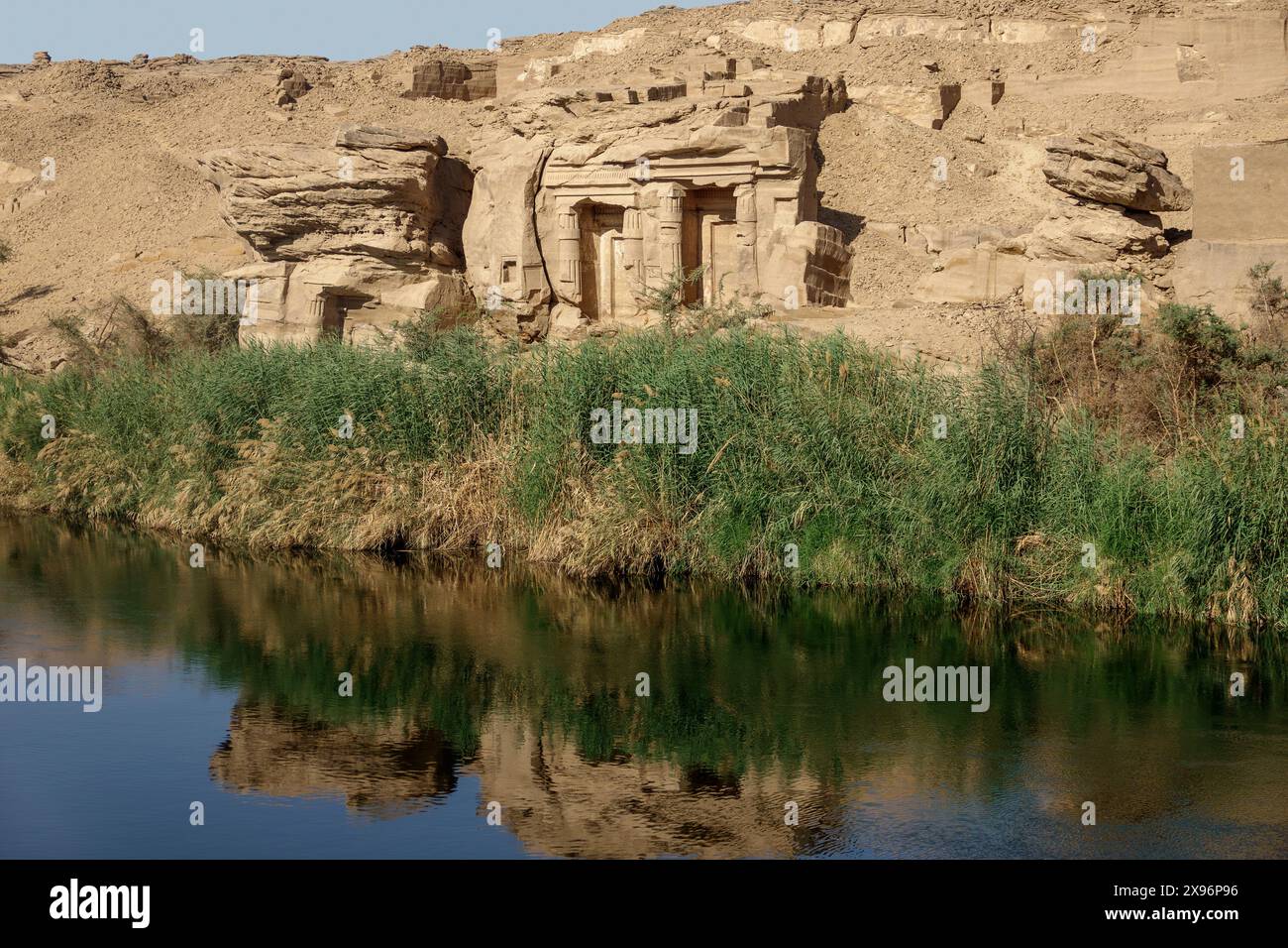 Vista di Gebel Silsila cava di pietra arenaria sulla riva occidentale del Fiume Nilo, vicino a Aswan, Egitto meridionale Foto Stock