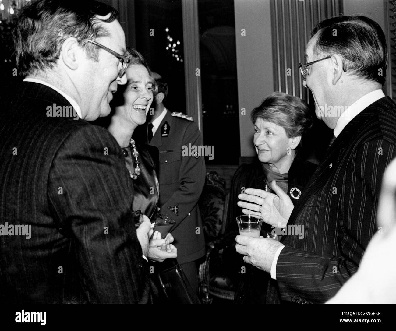 Anni' 80 Bruxelles Archivio storico Olycom/Lapresse Fabiola de Mora y Aragon (Madrid, 11 giugno 1928 - Laeken, 5 dicembre 2014) è stata regina consorte dei Belgi dal 1960 al 1993, come moglie di Re Baldovino. Dopo la morte del marito divenne nota come "regina Fabiola del Belgio", avendo passato il titolo di "Regina dei Belgi" alla cognata Paola Ruffo di Calabria, consorte di Alberto II del Belgio. Nella foto: Fabiola de Mora y Aragon del Belgio si intrattiene con il nuovo Ministro del tesoro francese Mr Grootjans e moglie nella foto: Fabiola de Mora y Aragon del Belgio chatta con il nuovo p Foto Stock