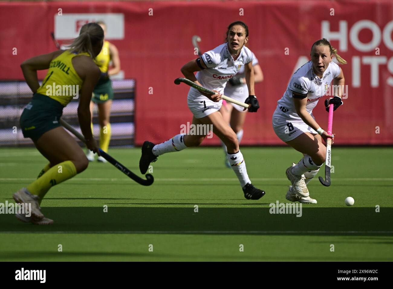 Anversa, Belgio. 29 maggio 2024. Judith Vandermeiren belga e Emma Puvrez belga ritratti durante una partita di hockey tra la nazionale belga delle Panthers rosse e l'Australia, partita 9/16 nella fase a gironi della FIH Pro League femminile 2024, mercoledì 29 maggio 2024, ad Anversa. BELGA FOTO DIRK WAEM credito: Belga News Agency/Alamy Live News Foto Stock