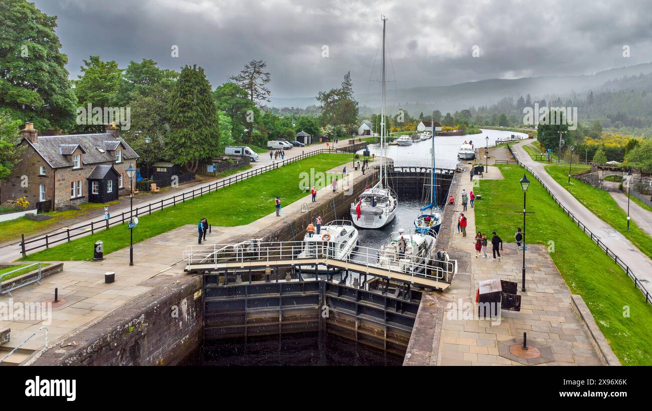 Fort Augustus Scotland Telford 5 chiuse sulle barche del canale Caledonian nella chiusa superiore, pronte a navigare nel canale Foto Stock