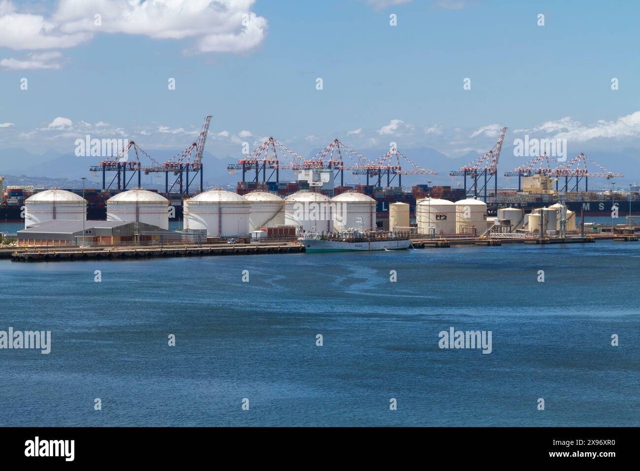 Ampia vista del terminale del serbatoio di gas marino Foto Stock