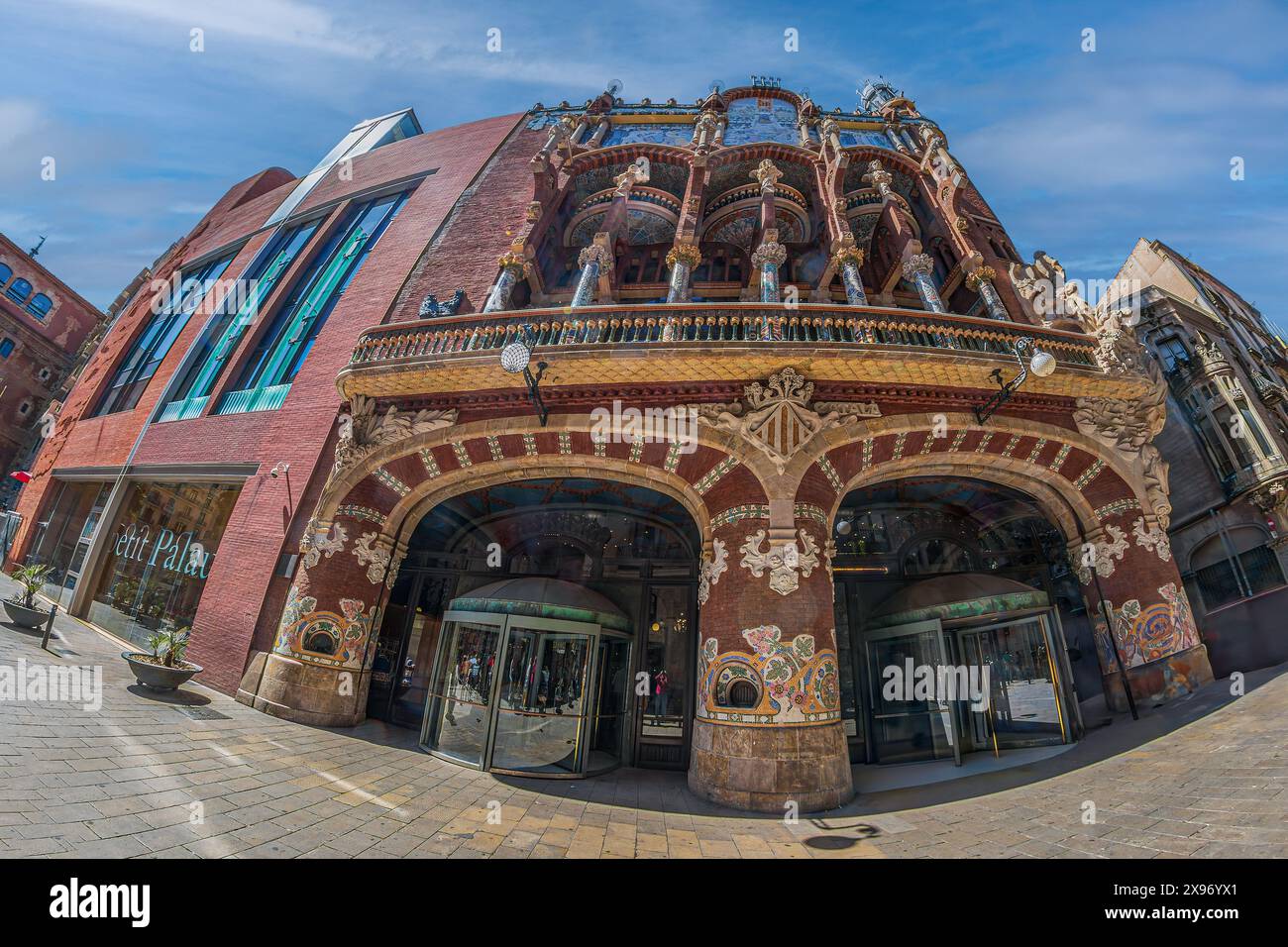 Esterno del Palazzo della musica Catalana, progettato in stile modernista catalano, costruito tra il 1905 e il 1908, Barcellona, Spagna Foto Stock
