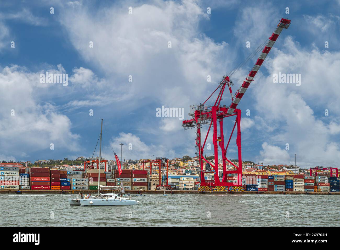 Gru rosse e navi container nel porto di Lisbona (Porto de Lisboa), il terzo porto più grande del Portogallo. Foto Stock