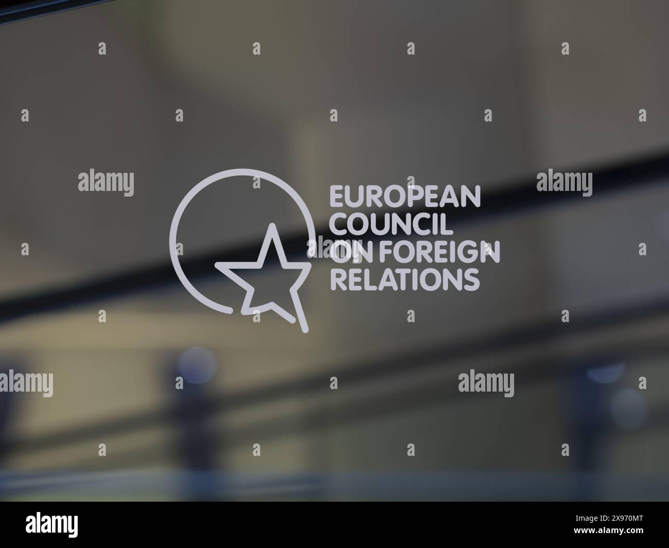 ECFR, Consiglio europeo per le relazioni estere su una finestra in una lobby, logo Foto Stock