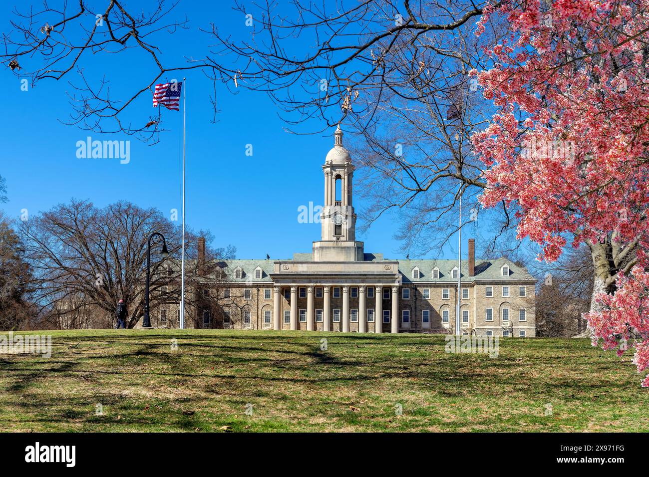 Il vecchio edificio principale e i fiori primaverili nel campus della Penn State University Foto Stock