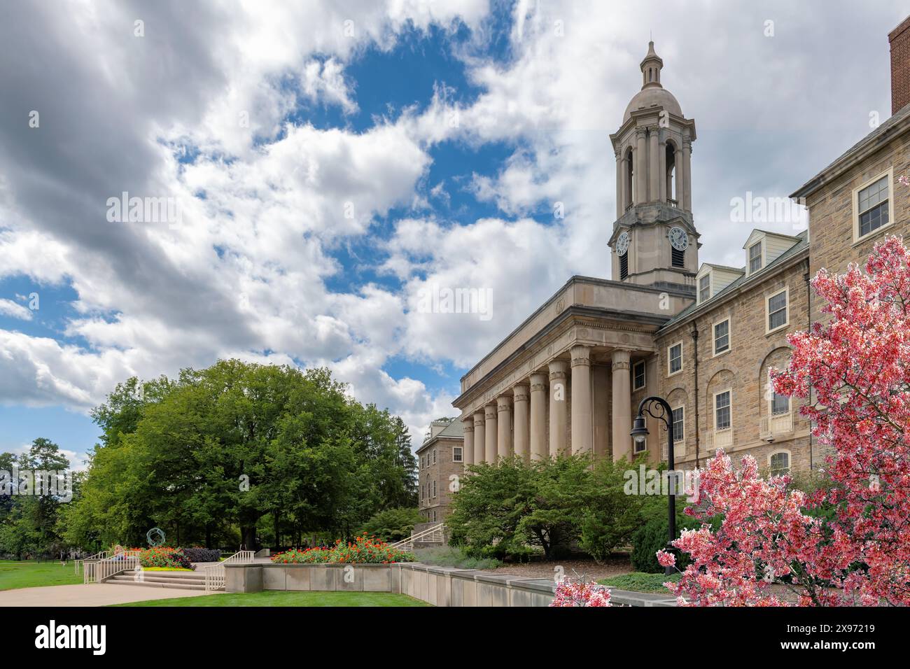 Il vecchio edificio principale e i fiori primaverili nel campus della Penn State University Foto Stock