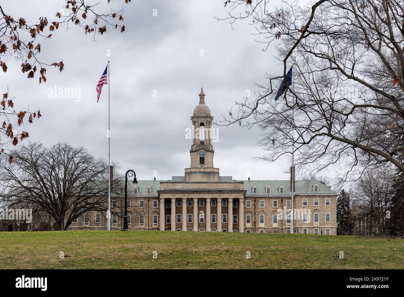 Il vecchio edificio principale in inverno nel campus della Penn State University Foto Stock