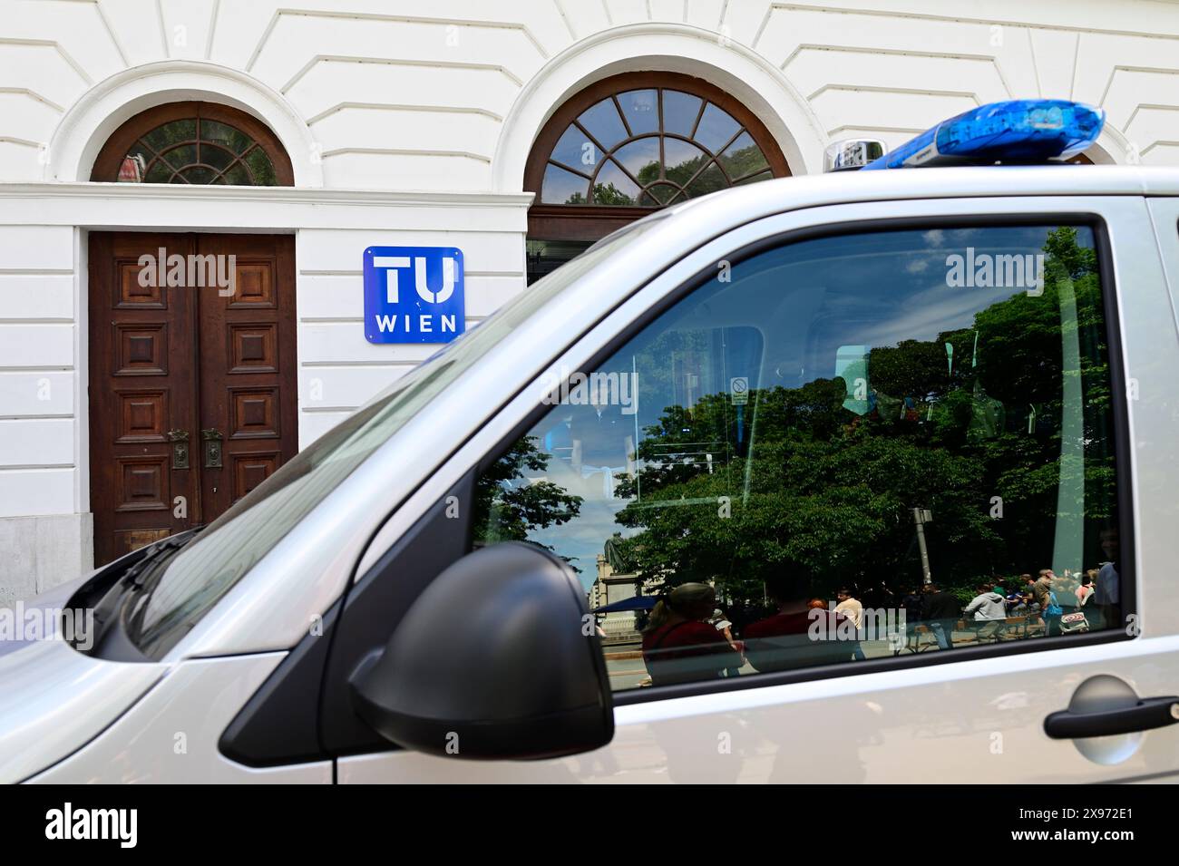 Vienna, Austria. 29 maggio 2024. La polizia rompe il campo di protesta pro-palestinese di fronte all'Università di tecnologia di Vienna (tu) Foto Stock Vienna, Austria. 29 maggio 2024. La polizia rompe il campo di protesta pro-palestinese di fronte all'Università di tecnologia di Vienna (tu) Foto Stock