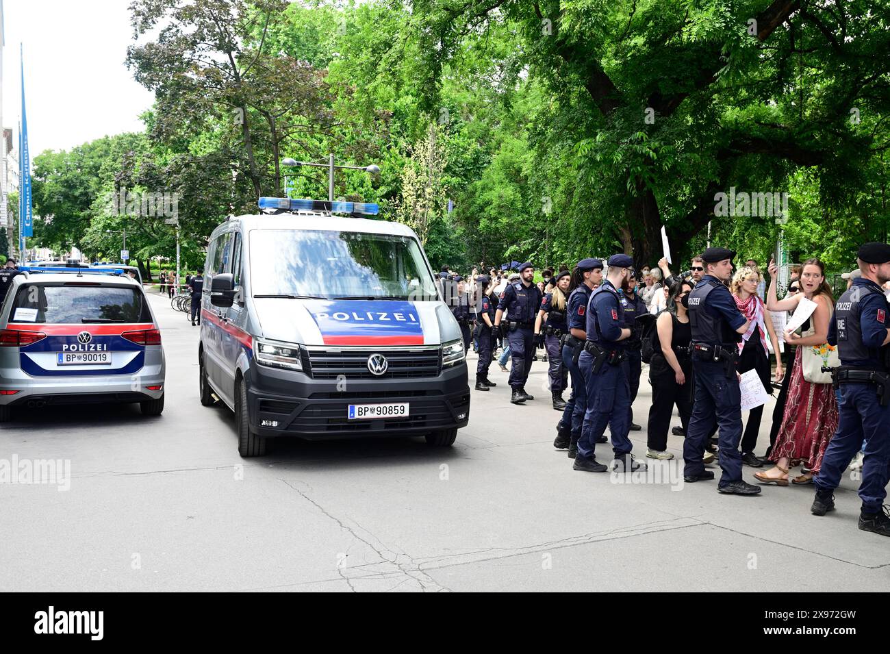 Vienna, Austria. 29 maggio 2024. La polizia rompe il campo di protesta pro-palestinese di fronte all'Università di tecnologia di Vienna (tu) Foto Stock Vienna, Austria. 29 maggio 2024. La polizia rompe il campo di protesta pro-palestinese di fronte all'Università di tecnologia di Vienna (tu) Foto Stock