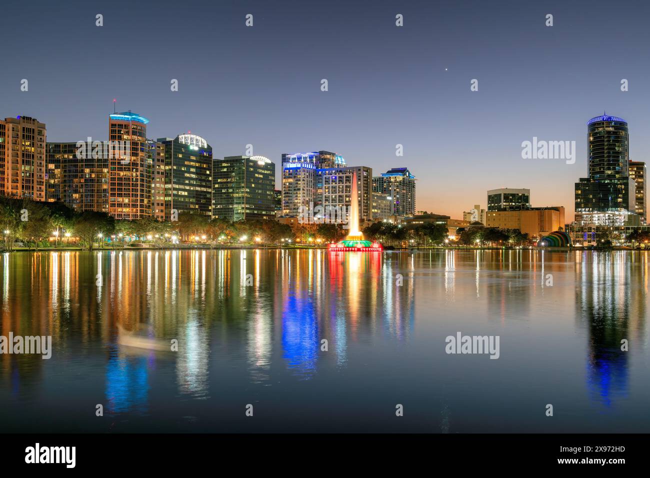 Vista panoramica della città di Orlando una notte a Orlando, Florida, Stati Uniti Foto Stock