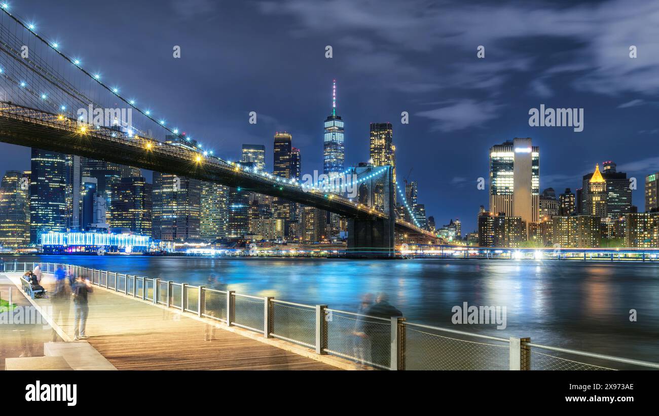 Ponte di Brooklyn e skyline di Manhattan illuminati di notte dalla Brooklyn Heights Promenade di New York City Foto Stock