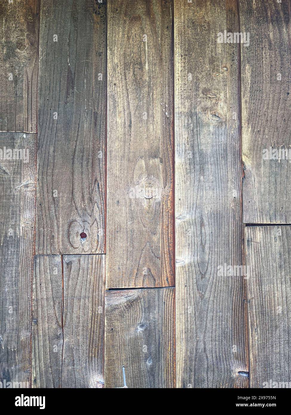 Immagine di sfondo di pannelli in legno con agenti atmosferici perfetta per uno sfondo di presentazione Foto Stock