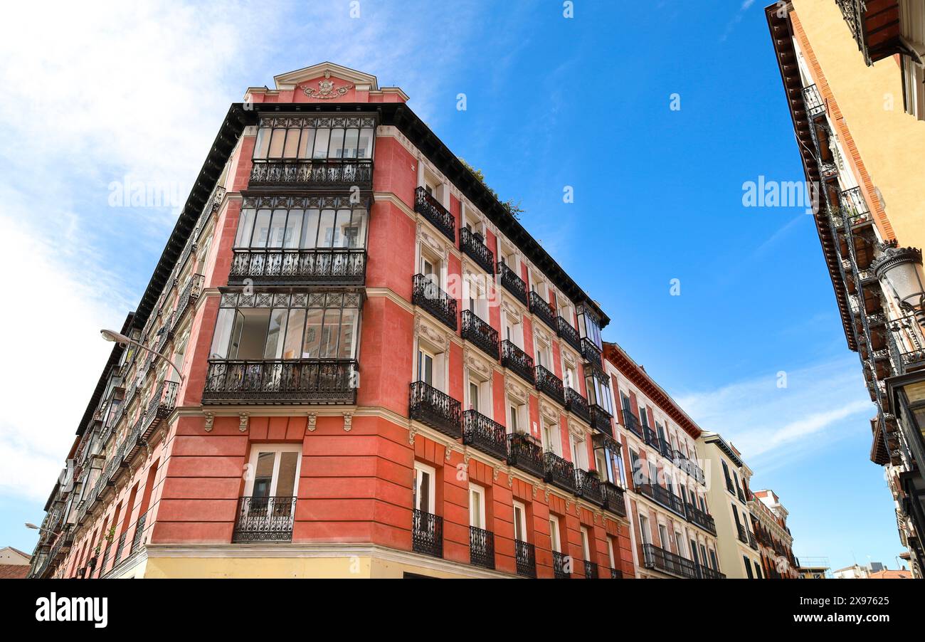 Madrid, Spagna - 7 aprile 2024: Splendida strada con edifici storici nella città di Madrid Foto Stock
