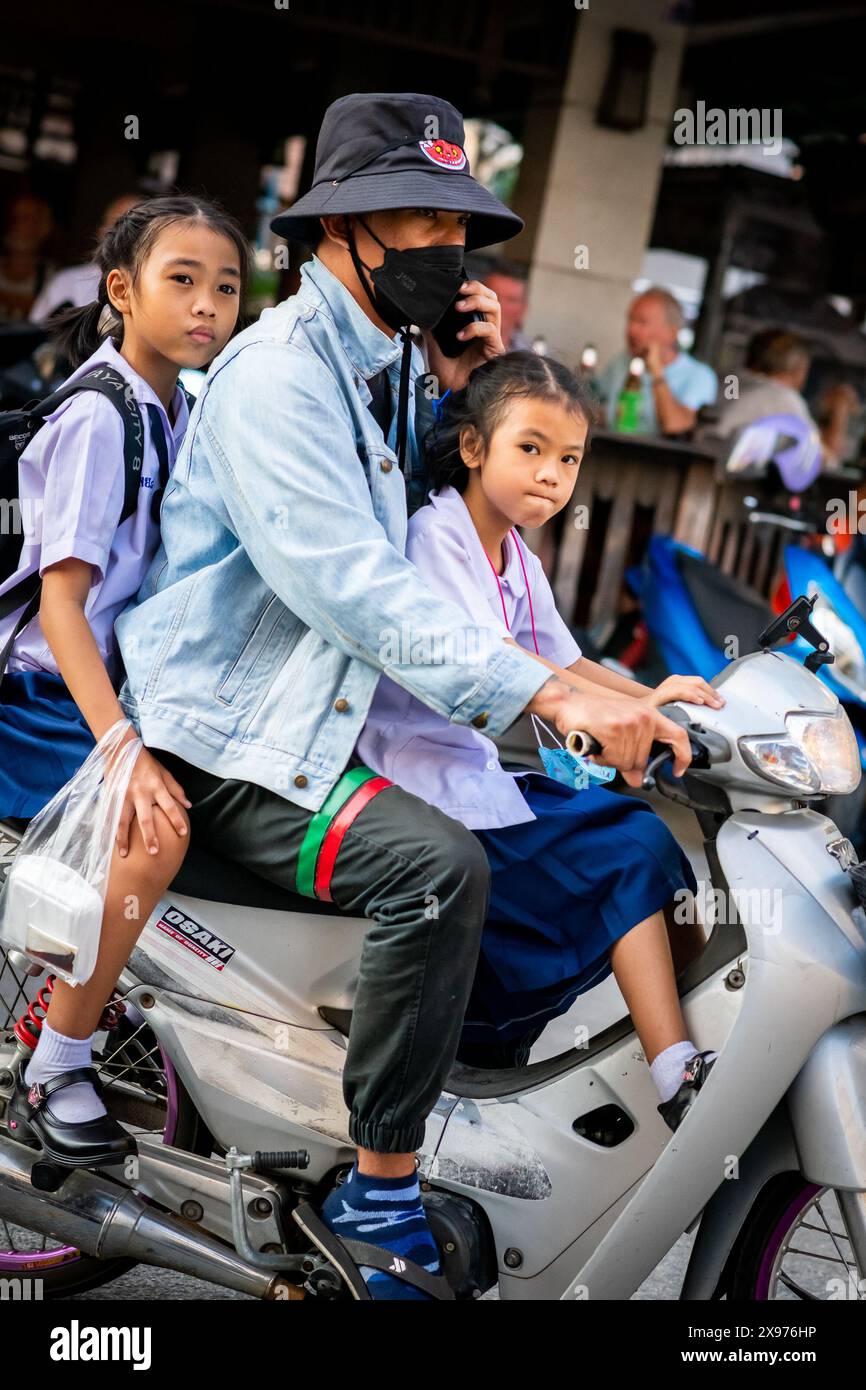 Due bellissime studentesse thailandesi tornano a casa su uno scooter a Pattaya in Thailandia. Viaggiando lungo Soi Buakhao nel centro di Pattaya. Foto Stock