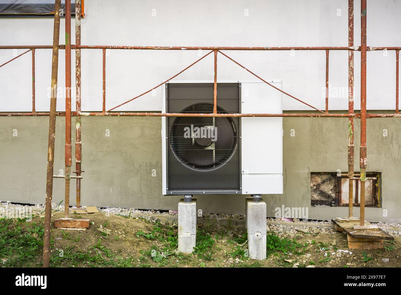 Ricostruzione di una casa familiare con pompa di calore dell'aria e impianto di riscaldamento nuovi Foto Stock