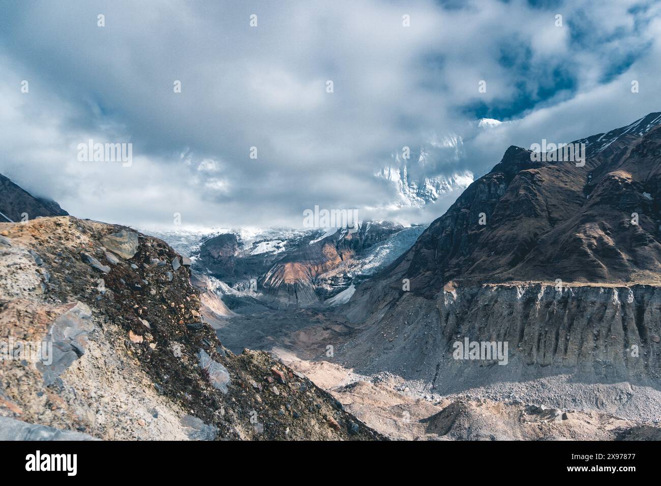 Montagne in montagna, paesaggio in montagna, paesaggio con cielo, montagna in nepal, Monte everest Foto Stock