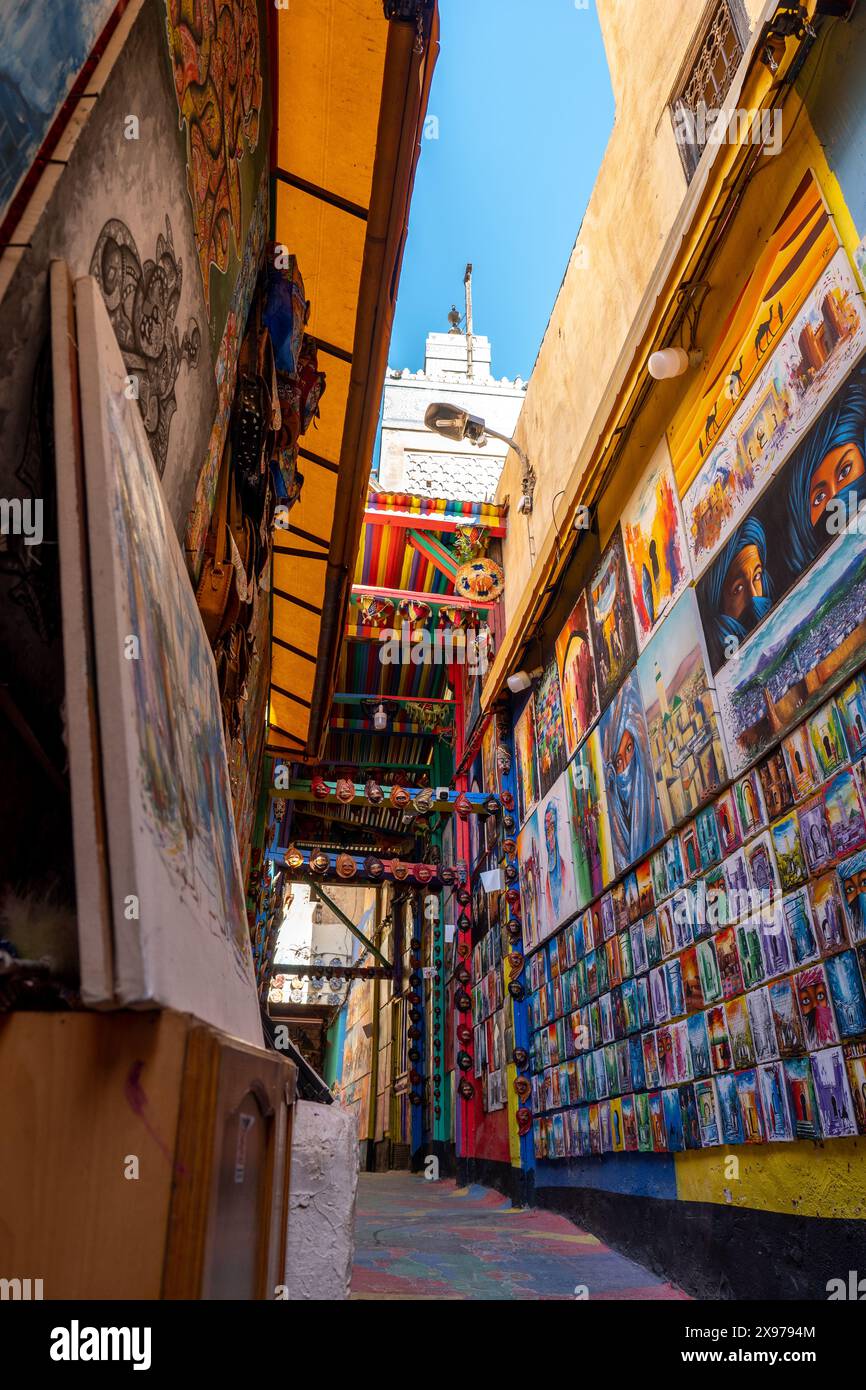 Colorato viale d'arte a Fez Medina, Marocco Foto Stock