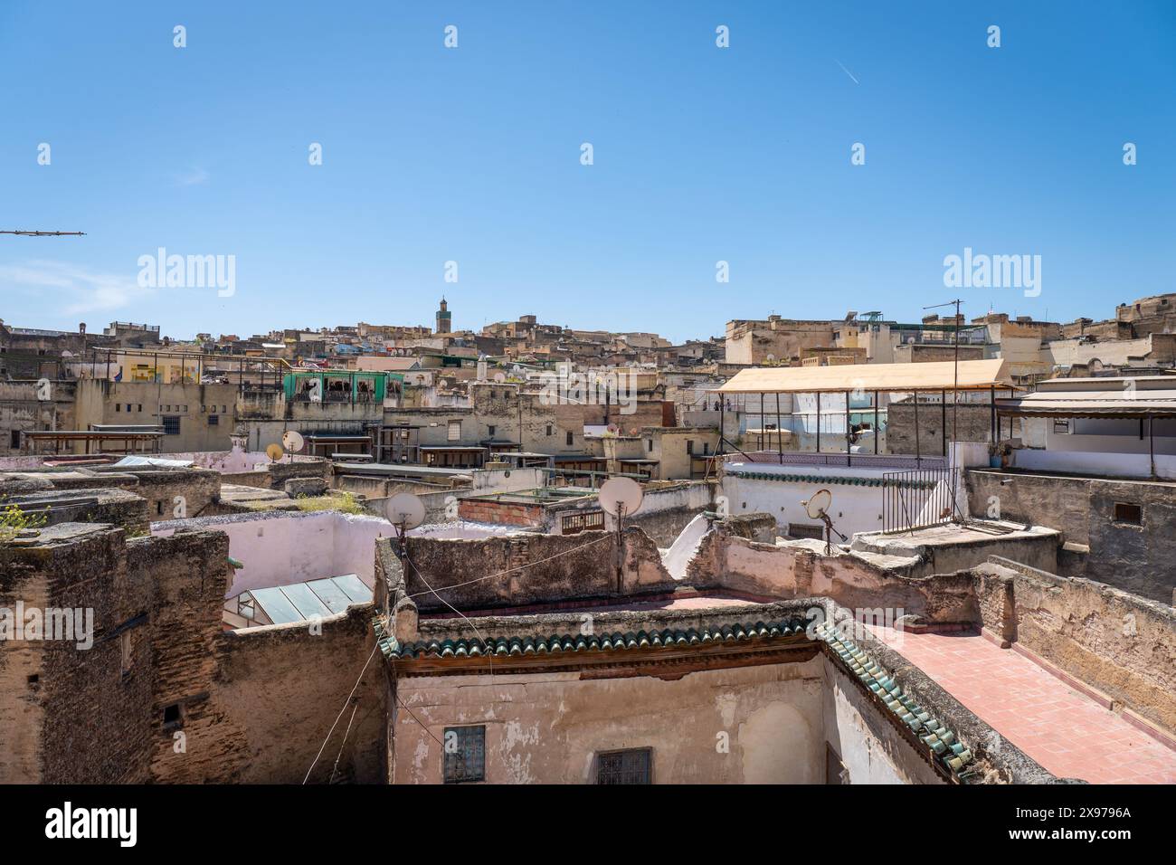 Fez Medina Panorama, autentico paesaggio urbano marocchino dalla terrazza sul tetto, Marocco Foto Stock