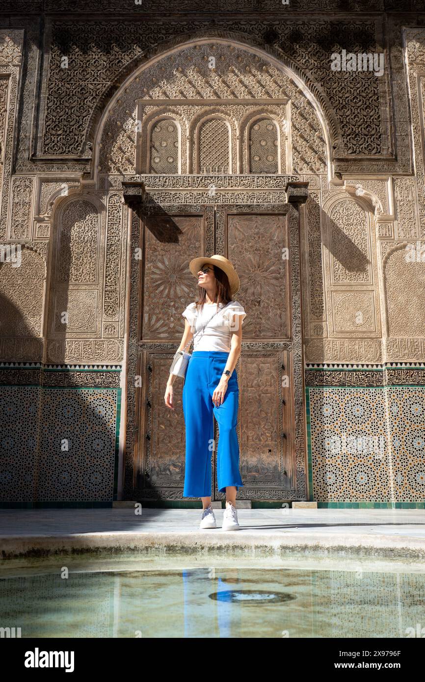 Giovane donna con cappello alla Madrasa Bou Inania, Fez, Marocco Foto Stock