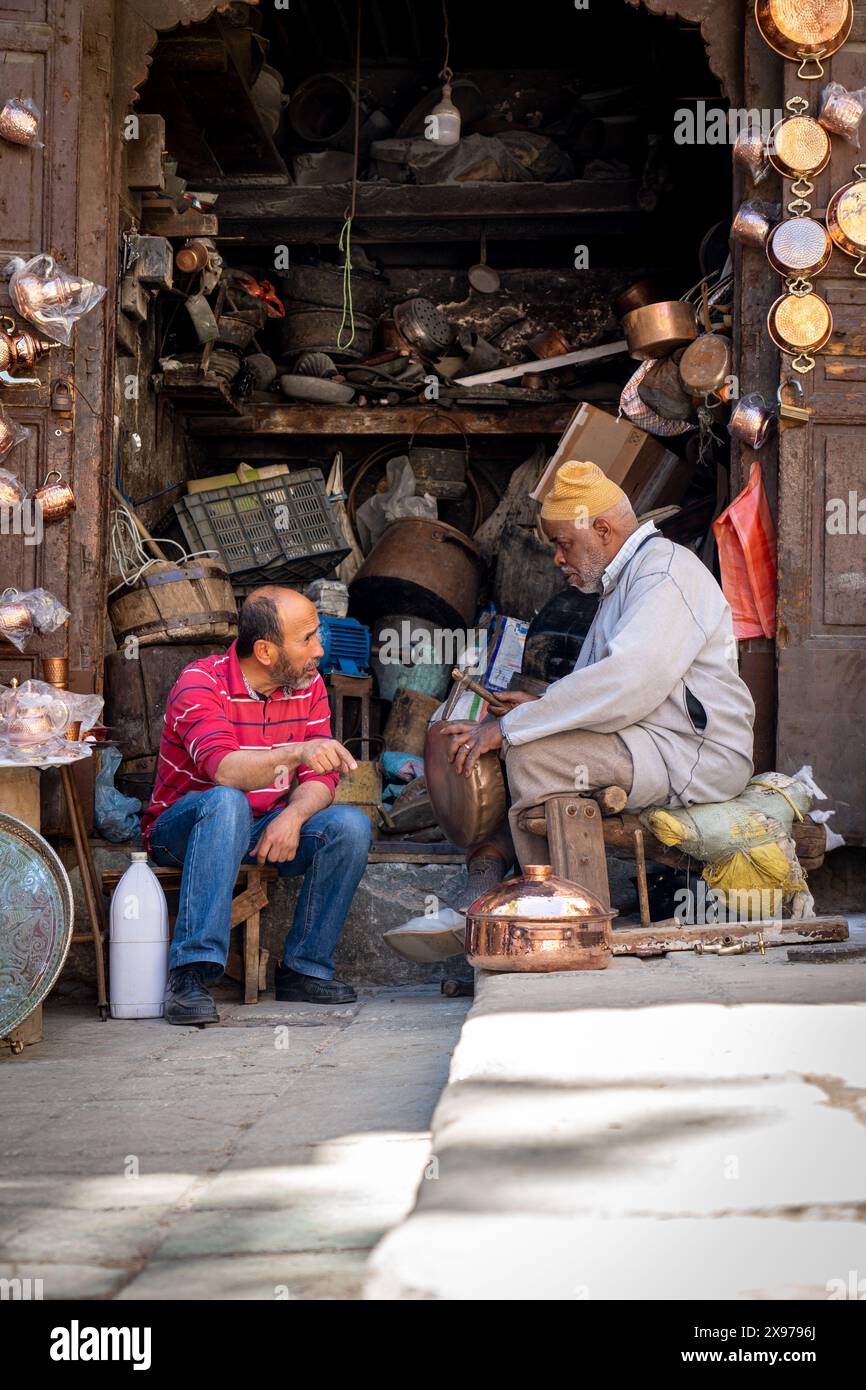 Artigiani in Piazza Nejjarine, Fez Foto Stock