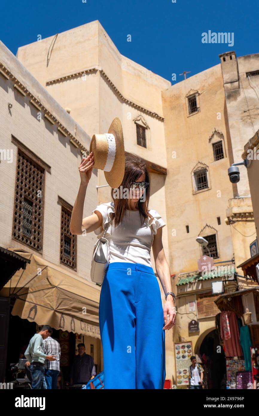 Giovane donna in cappello a Nejjarine Square, Fez, Marocco Foto Stock