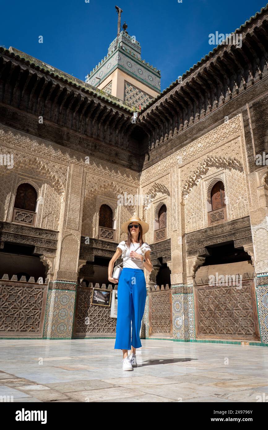 Giovane donna con cappello alla Madrasa Bou Inania, Fez, Marocco Foto Stock
