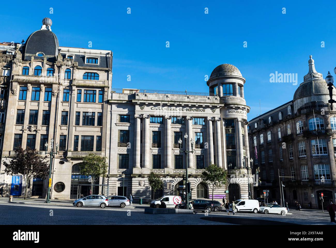 Oporto, Portogallo - 23 novembre 2023: Facciata e logo della Caixa Geral de Depositos in Dos Aliados avenue a Porto o Oporto, Portogallo Foto Stock