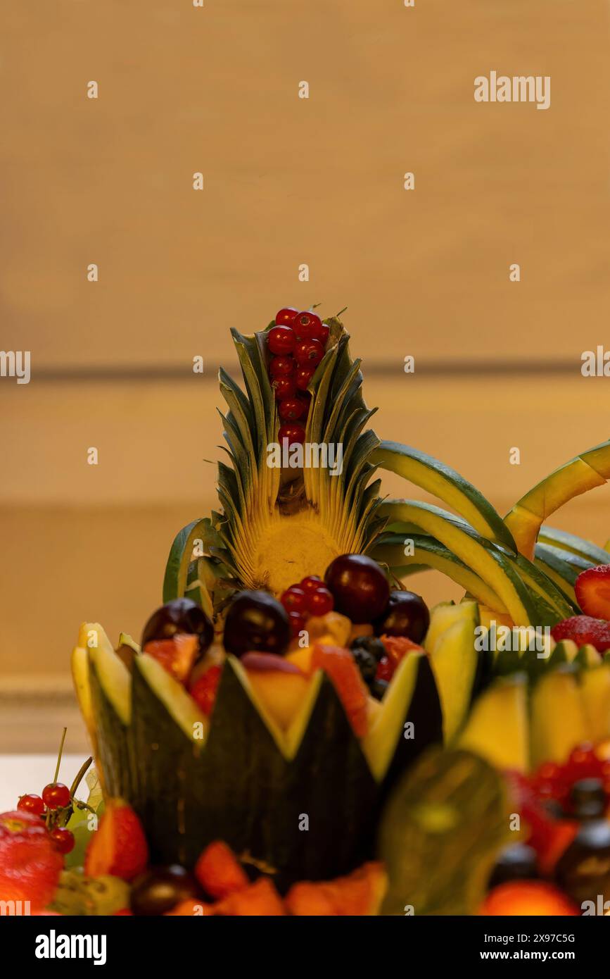 Cestino di frutta con vari tipi di frutta, decorato Foto Stock