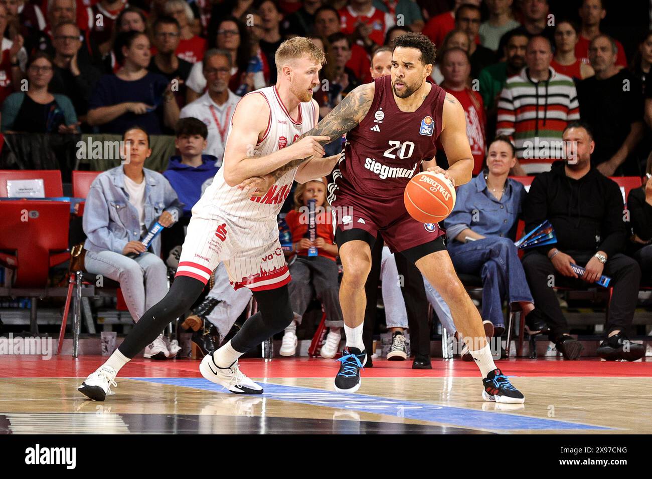 Zweikampf zwischen Maximilian Ugrai (Wuerzburg Baskets, n. 6) e Elias Harris (Bayern Basketball, n. 20). GER, FC Bayern Basketball vs. Wuerzburg Baskets, Basketball, 1.Bundesliga, Saison 2023/2024, Halbfinale Spiel 1, 29.05.2024, foto: Eibner-Pressefoto/Marcel Engelbrecht Foto Stock