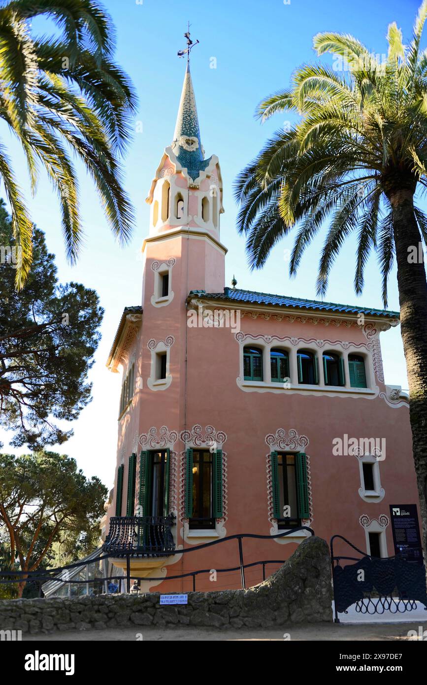 Antoni Gaudí, Parco Guell, Patrimonio dell'Umanità dell'UNESCO, Barcellona, Catalogna, Spagna, Europa, edificio modernista simile a una torre con palme Foto Stock Antoni Gaudí, Parco Guell, Patrimonio dell'Umanità dell'UNESCO, Barcellona, Catalogna, Spagna, Europa, edificio modernista simile a una torre con palme Foto Stock