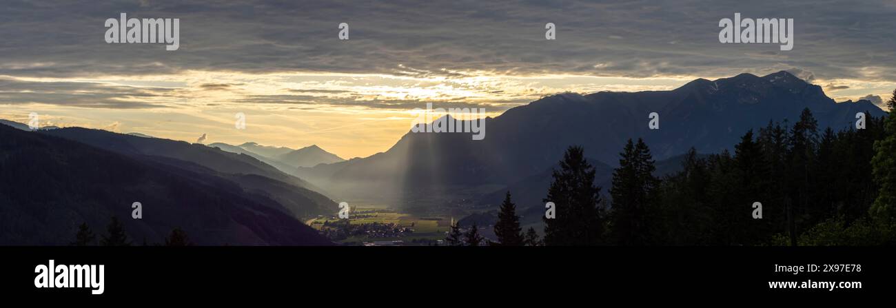 La luce del sole cade sulla valle Liesingtal e sul villaggio di Traboch, strada federale Schoberpass, foto panoramiche, vista dalla pianura, Leoben Foto Stock