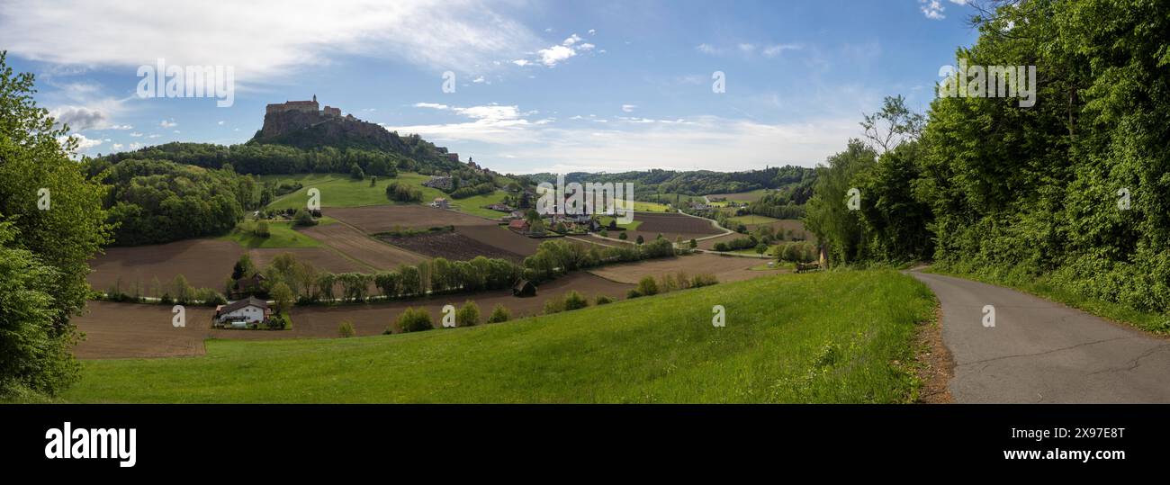 Percorso sul campo ai margini della foresta, prati, campi, seminativi, Castello di Riegersburg sullo sfondo, vista panoramica, nei pressi di Riegersburg, Stiria Foto Stock