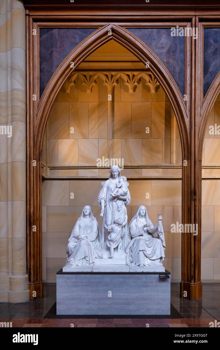 Vista interna, gruppo di figure fede, amore, speranza, di August Kiss e Gustav Blaeser, Chiesa di Friedrichswerder, architetto Karl Friedrich Schinkel Foto Stock