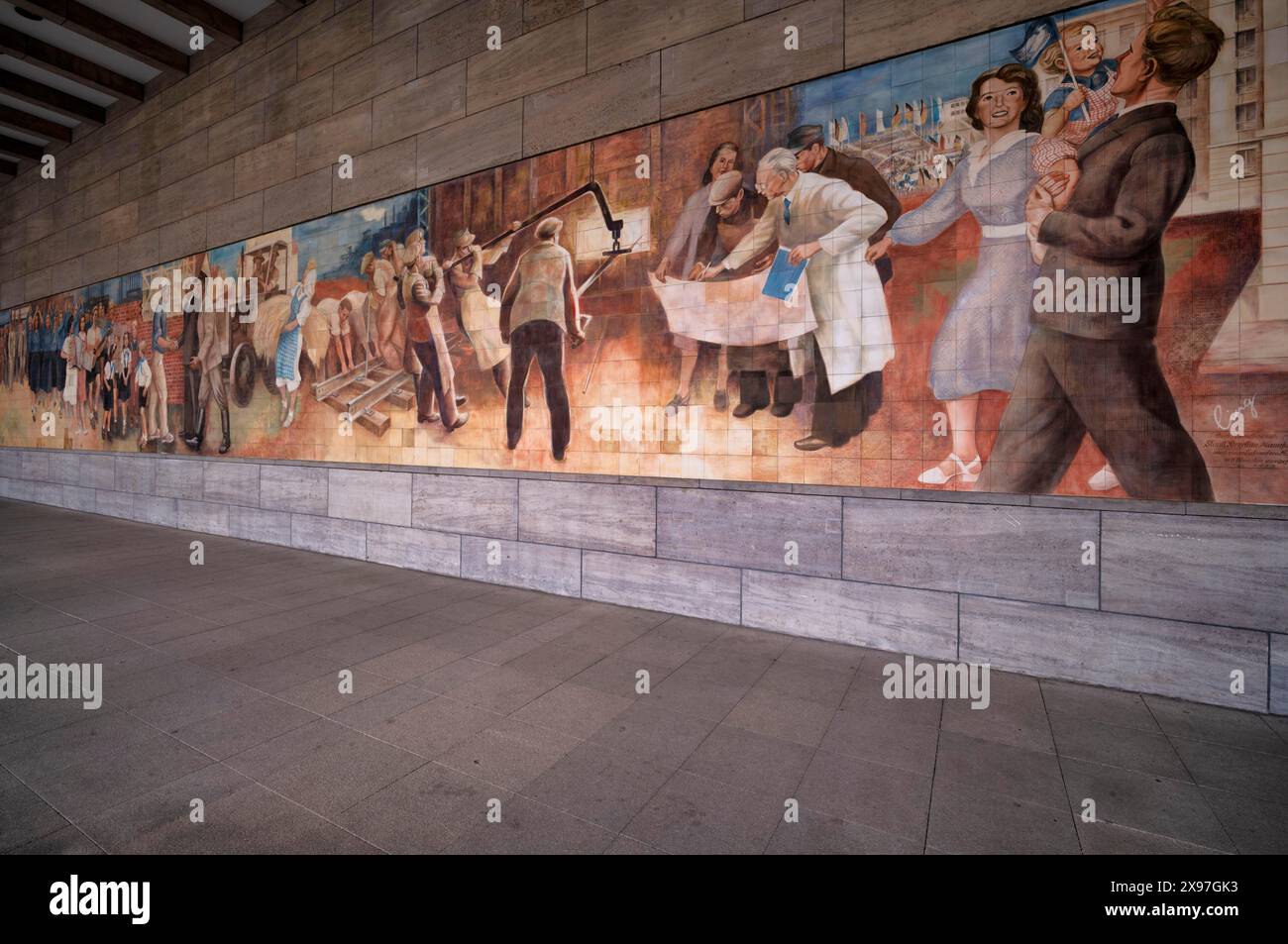 Murale Aufbau der Republik realizzato con piastrelle di porcellana Meissen di Max Lingner presso il Ministero federale delle Finanze, Ministero delle Finanze, ex Reich Foto Stock
