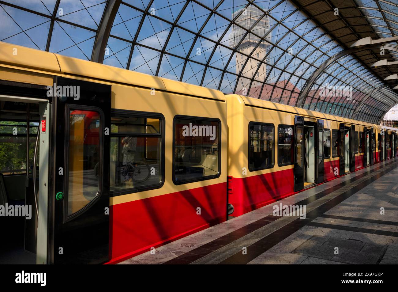 Linea 9 S-Bahn, binario, fermata, binario, stazione Spandau, il municipio di Spandau sullo sfondo, Berlino, Germania Foto Stock