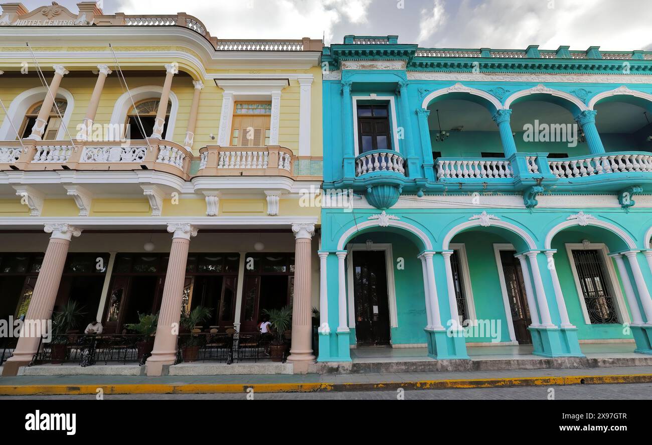 323 facciate di edifici eclettici a due piani dei primi anni '1900 con grandi balconi al primo piano che si affacciano sul Parco Parque Vidal. Santa Clara-Cuba. Foto Stock