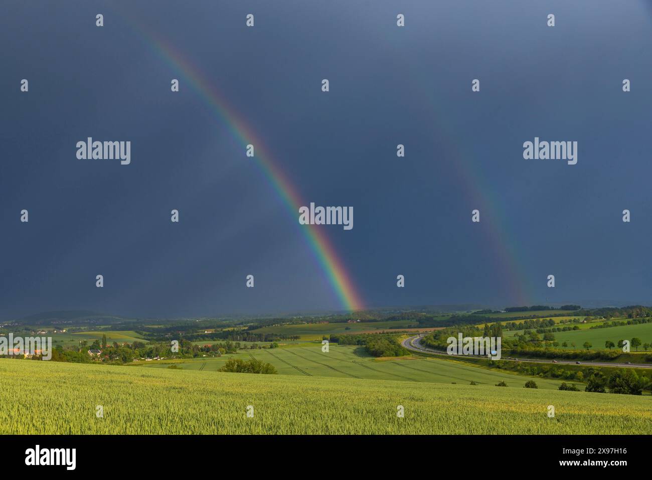 Cella temporale con arcobaleno sui campi vicino a Krebs nell'Osterzgebirge, Krebs, Sassonia, Germania Foto Stock