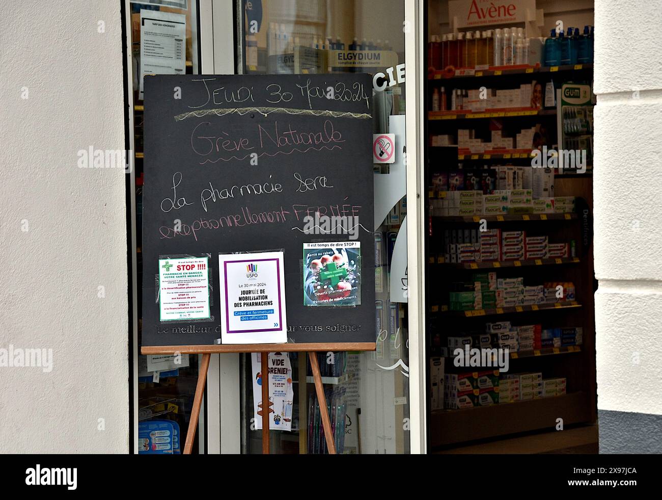 Marsiglia, Francia. 29 maggio 2024. La farmacia Estaque Plage ha messo una lavagna con poster all'ingresso per avvertire i clienti dello sciopero nazionale. Le farmacie francesi saranno quasi tutte in sciopero giovedì 30 maggio 2024, ad eccezione di quelle richieste dalle agenzie sanitarie regionali (ARS). Denunciano le difficoltà finanziarie, la carenza di medicinali e il piano di autorizzare le vendite online. Credito: SOPA Images Limited/Alamy Live News Foto Stock