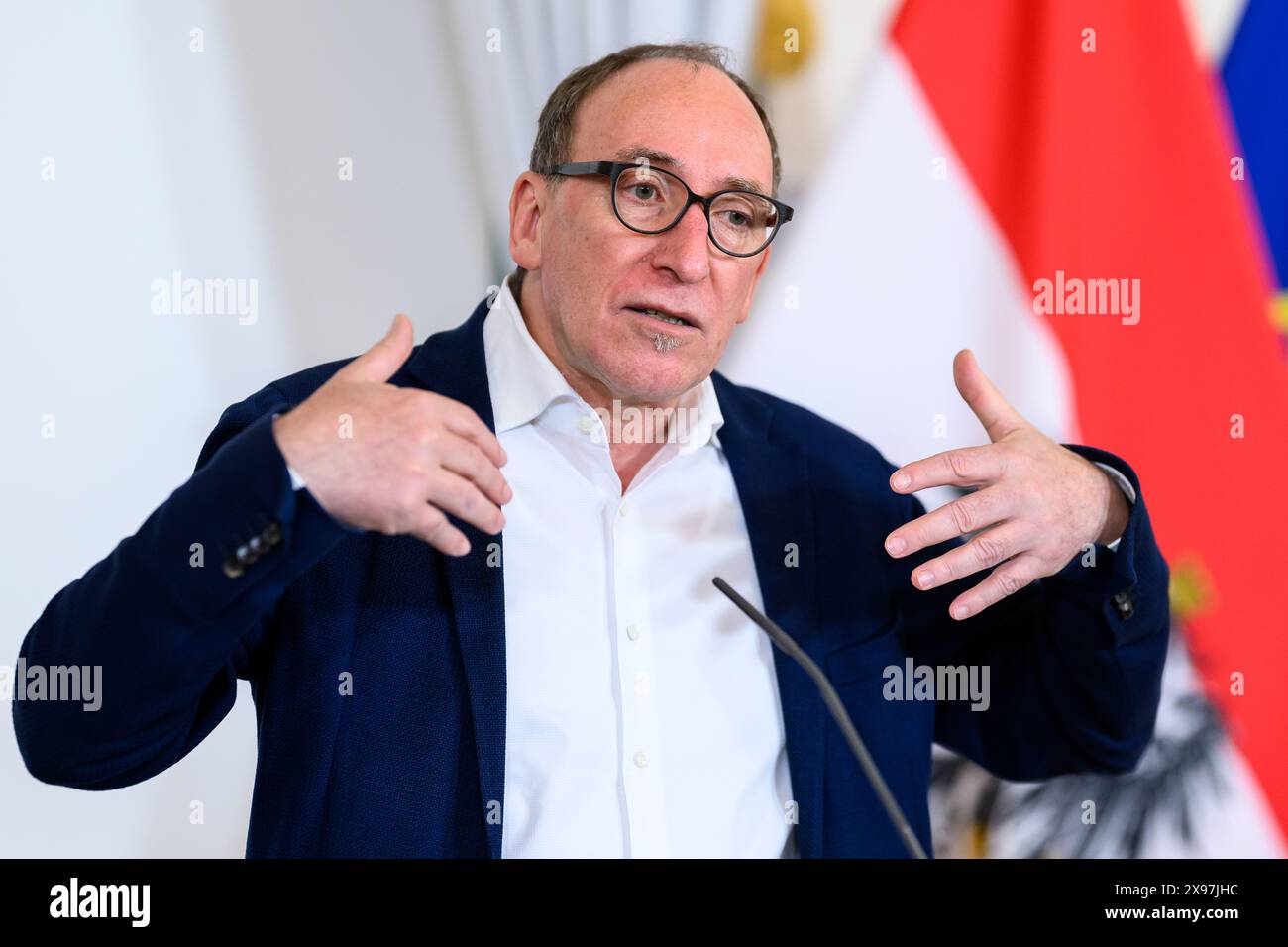 29.05.2024, Wien, AUT, Pressefoyer nach dem Ministerrat der Bundesregierung, im Bild Bundesminister für Soziales Johannes Rauch (Grünen) // Ministro federale per gli affari sociali Johannes Rauch (il partito verde) durante il foyer della stampa dopo il Consiglio dei ministri del governo federale. Vienna, Austria il 2024/05/29. - 20240529 PD10143 Foto Stock