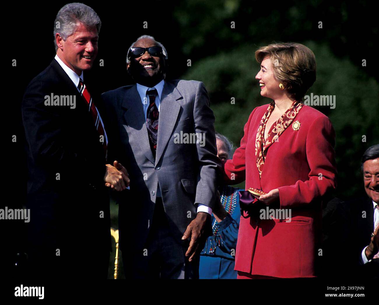 L6650JKEL SD1007.93 NATIONAL MEDAL OF ARTS HILLARY E BILL CLINTON. RAY CHARLES. JAMES M. KELLY/ 1993.RAYCHARLESRETRO(immagine di credito: © James M. Kelly/ZUMA Wire) SOLO PER USO EDITORIALE! Non per USO commerciale! Foto Stock