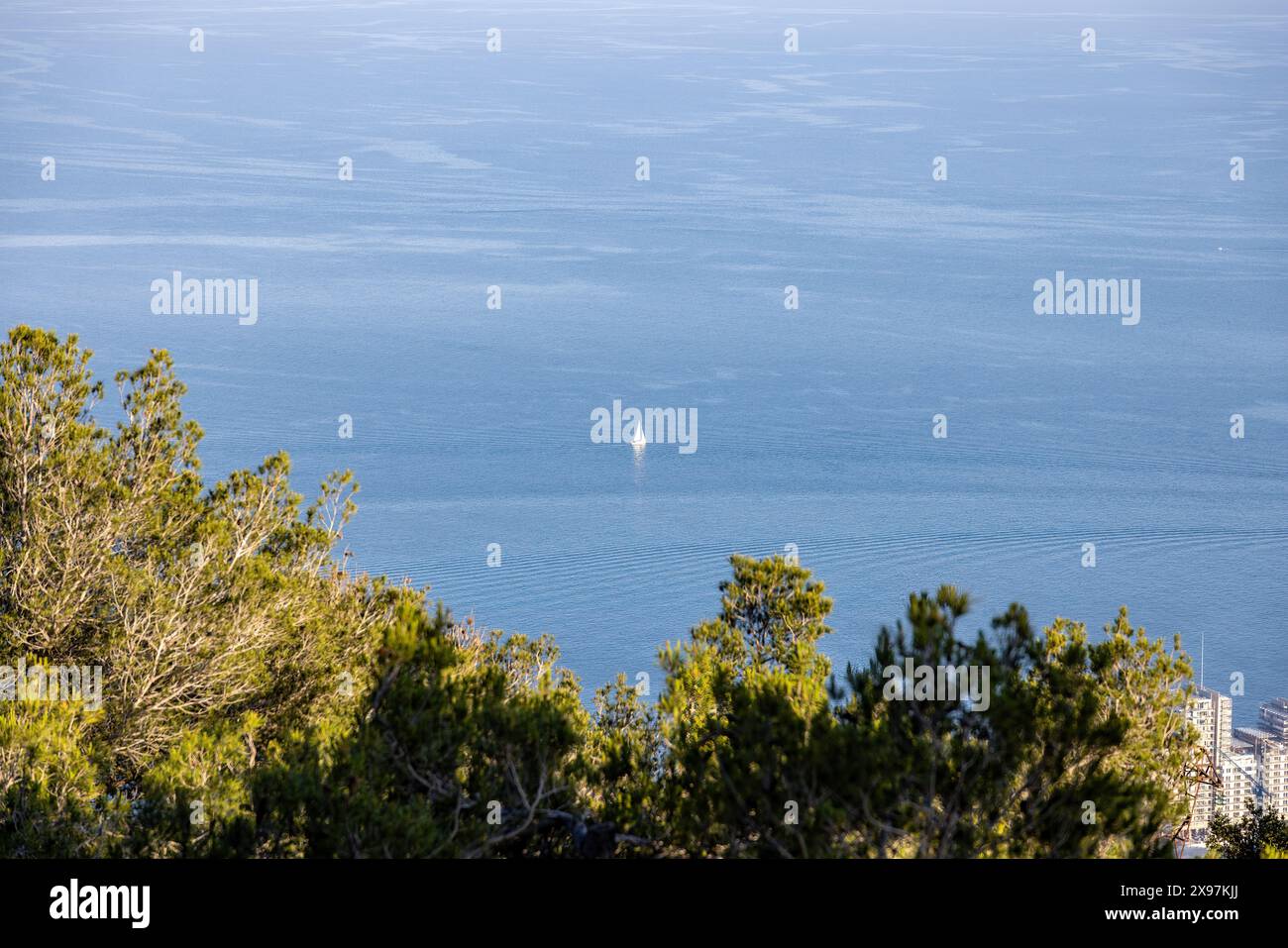 Vista del Mar Mediterraneo dall'alto con barche a vela Foto Stock