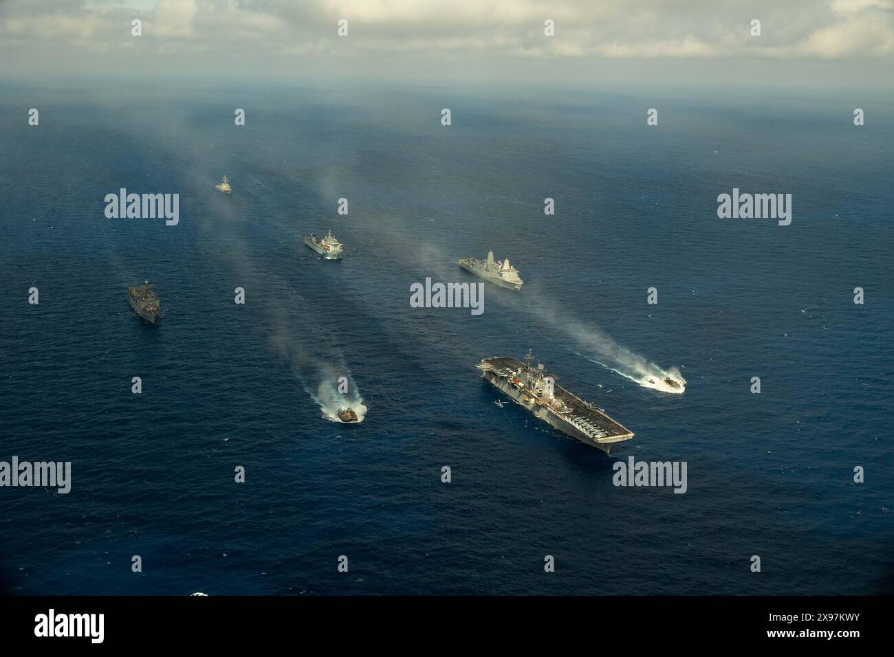 In mare. 25 febbraio 2024. La nave d’assalto anfibio classe Wasp USS Bataan (LHD 5), la nave da sbarco classe Harpers Ferry USS Carter Hall (LSD 50), la nave da carico anfibia classe San Antonio USS Mesa Verde (LPD 19), e il cacciatorpediniere missilistico guidato della classe Arleigh Burke (DDG 51) transitano in formazione con la nave RFA Argus (A135) nel Mar Mediterraneo, febbraio 25. Il Bataan Amphibious Ready Group sarà trasferito al comando NATO nel Mediterraneo orientale al fine di condurre una serie di attività di vigilanza con breve preavviso Foto Stock