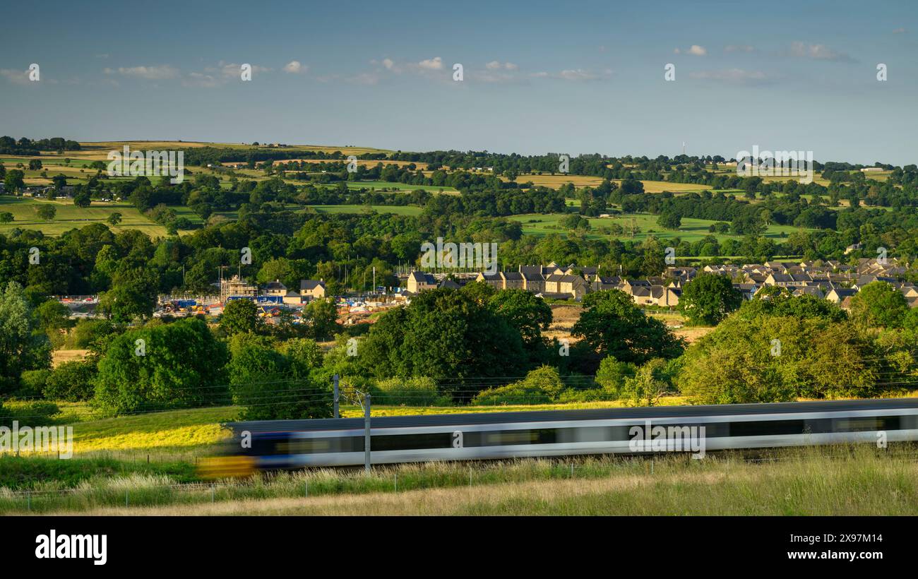 Costruzione di case in scenografica valle rurale (perdita di terreno verde, loco eccesso di velocità) - Burley-in-Wharfedale, West Yorkshire Inghilterra Regno Unito Foto Stock