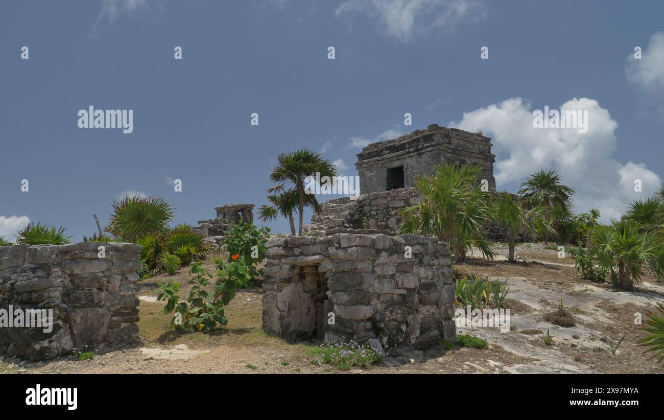 La città maya di Tulum si trova a 130 km a sud e a 700 anni da Cancún. Foto Stock