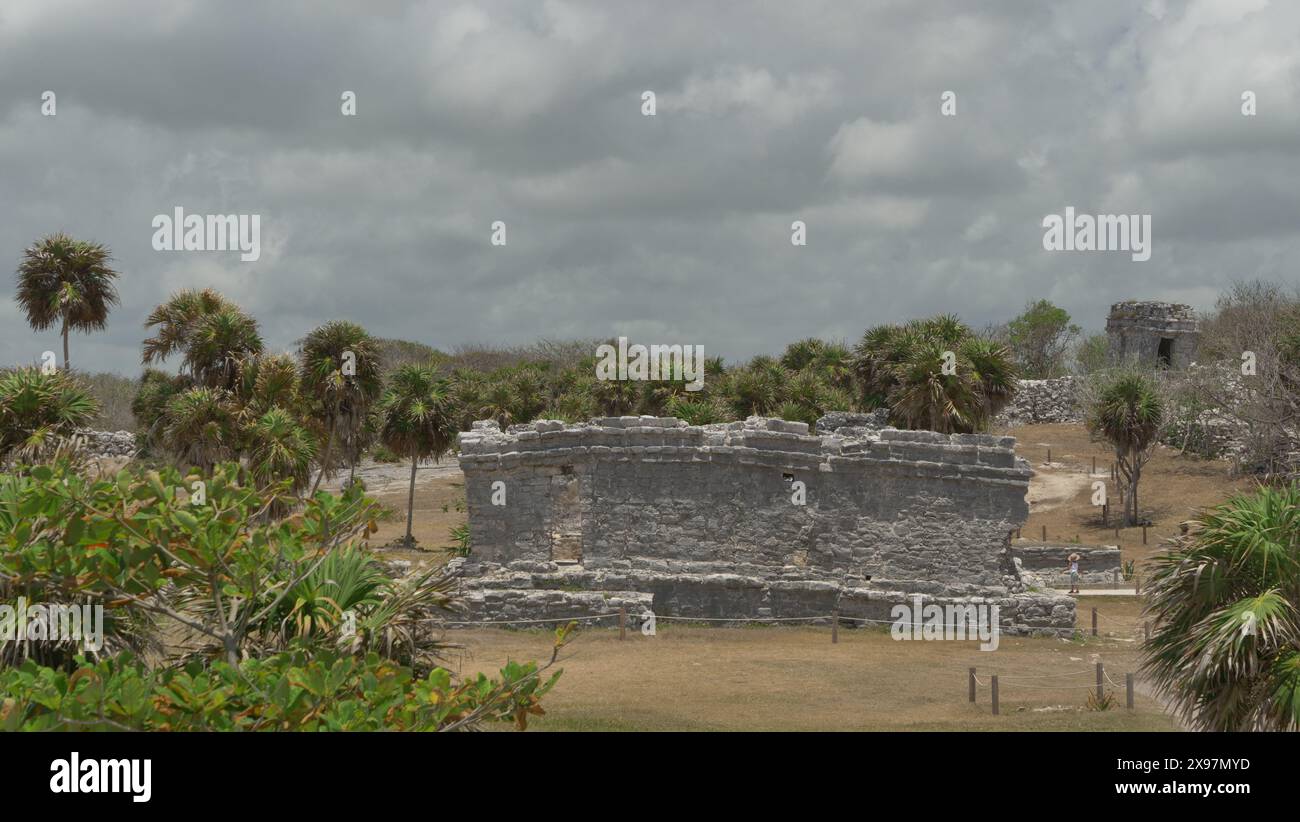 La città maya di Tulum si trova a 130 km a sud e a 700 anni da Cancún. Foto Stock