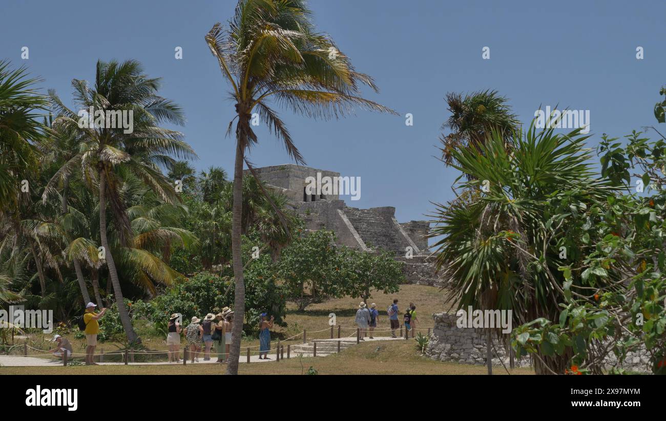 La città maya di Tulum si trova a 130 km a sud e a 700 anni da Cancún. Foto Stock