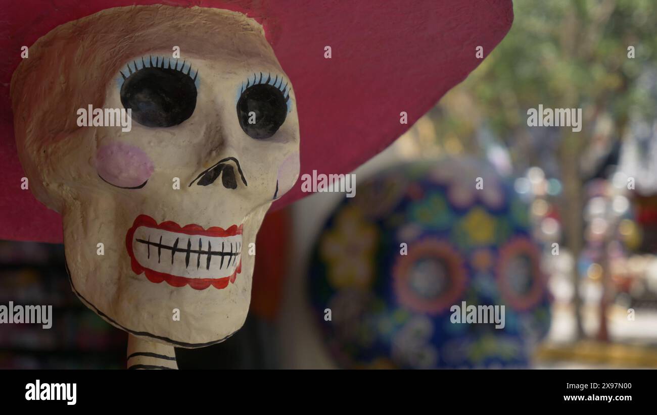 Tulum, Yucatan, Messico. Scheletri all'esterno del negozio di articoli da regalo delle rovine Maya a Tulum. Day of the Dead permette ai messicani di onorare i loro antenati. Foto Stock